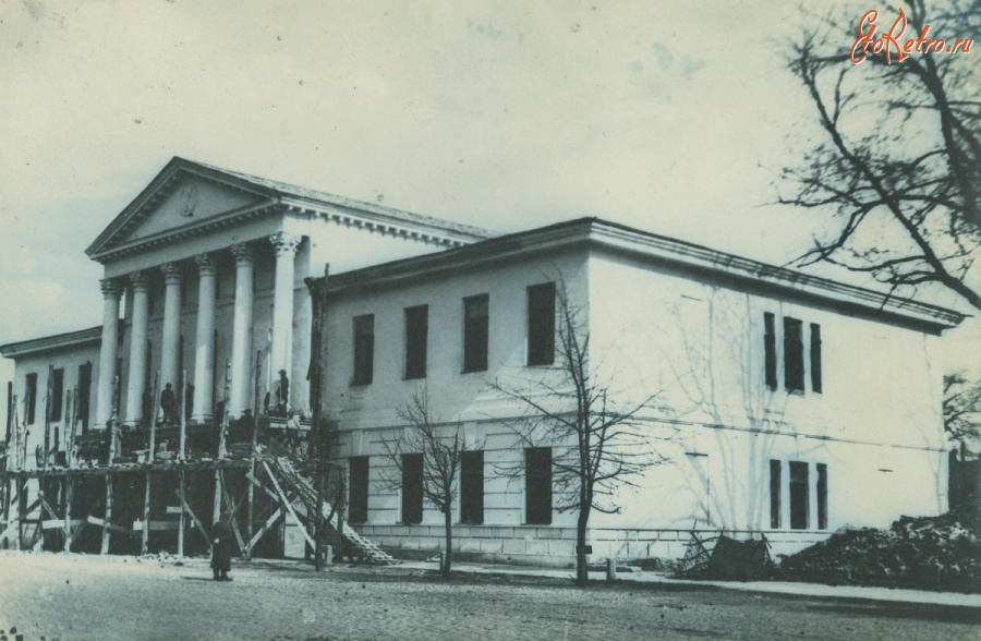 Квітень 1946 року. Завершення робіт з реставрації головного фасаду.