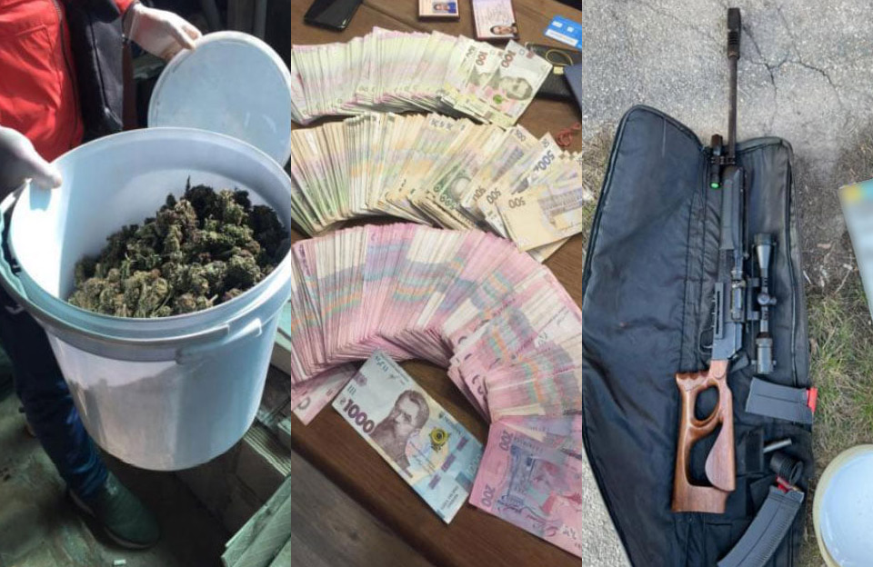 Наркотики, гроші та зброя, яку вилучили під час обшуків у членів наркоугруповання 