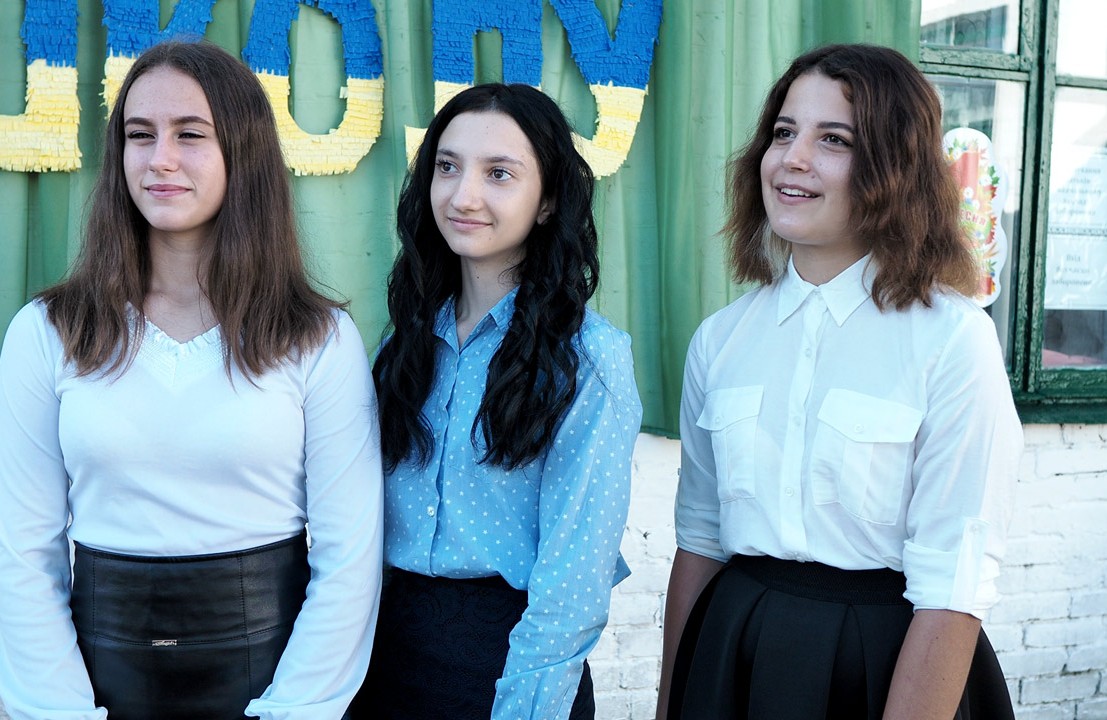 Учениці Кобеляцької школи №3 Софія, Вікторія та Дар'я