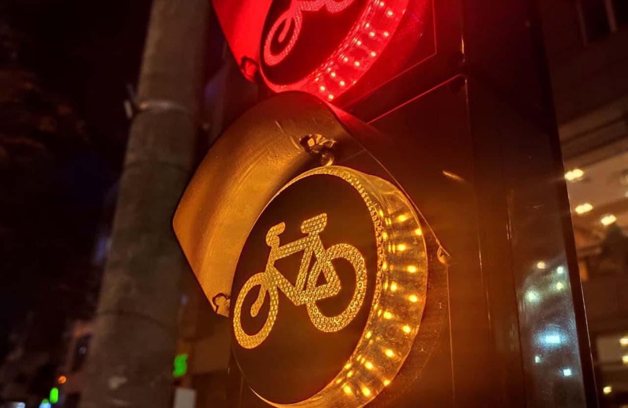 Cвітлофор для велосипедистів на вул. Соборності у Полтаві