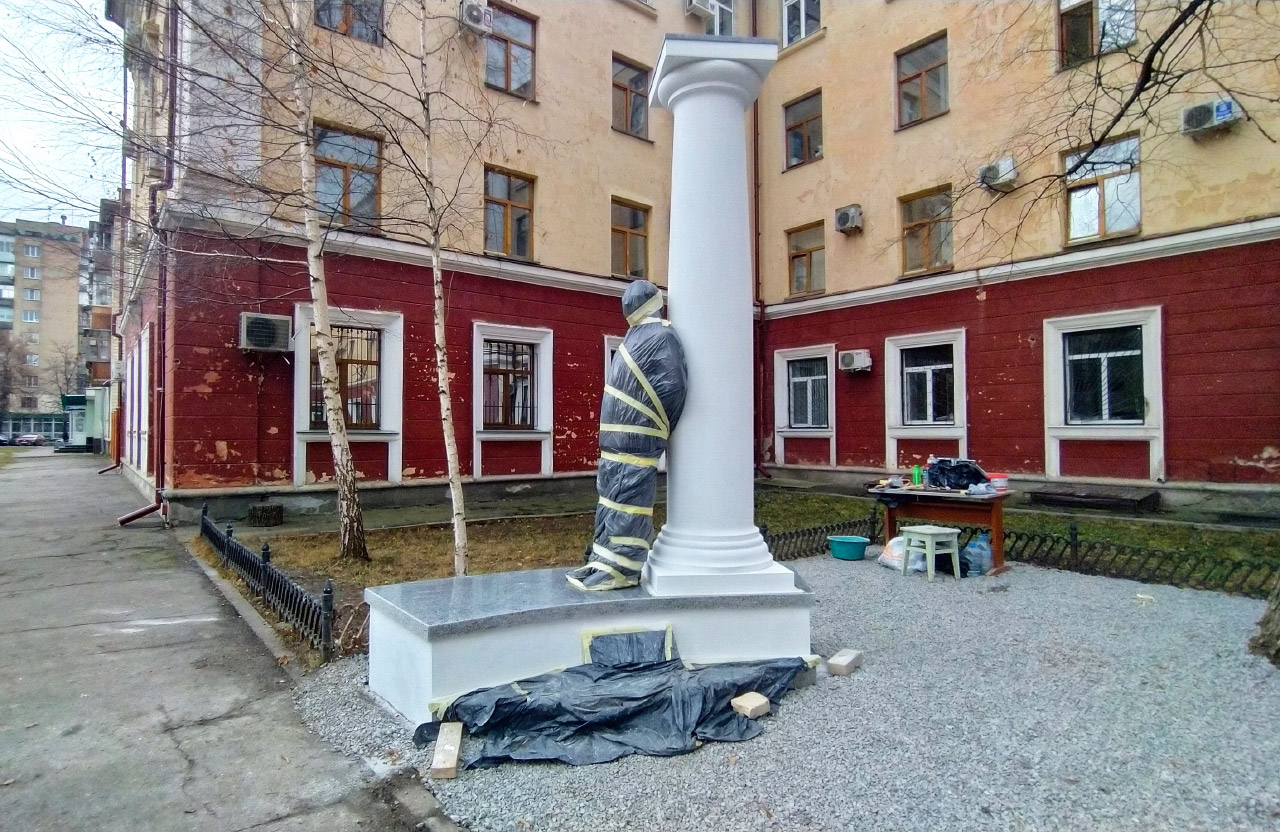 Встановлення пам’ятника Леву Вайнгорту поблизу адмінбудівлі на вул. Зигіна, 1