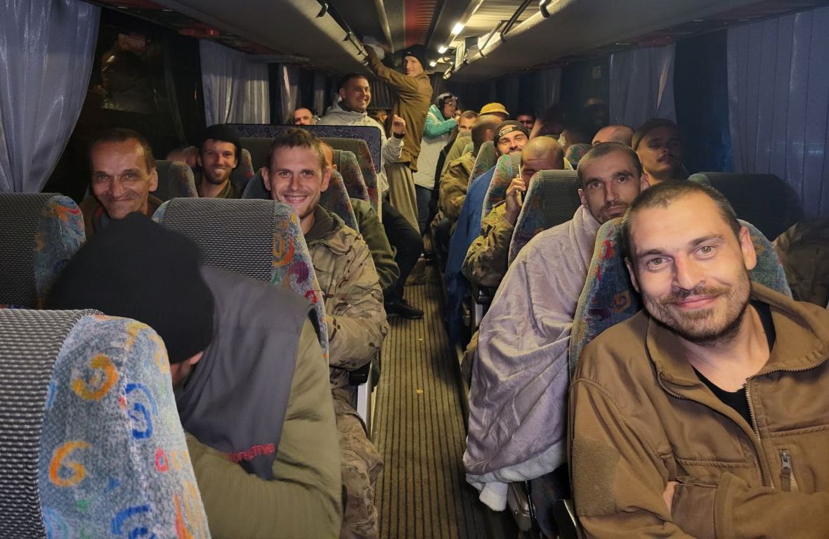 Повернення захисників Маріуполя додому | Фото Володимира Золкіна