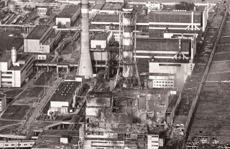 Архівне фото зруйнованого вибухом четвертого енергоблоку Чорнобильської АЕС