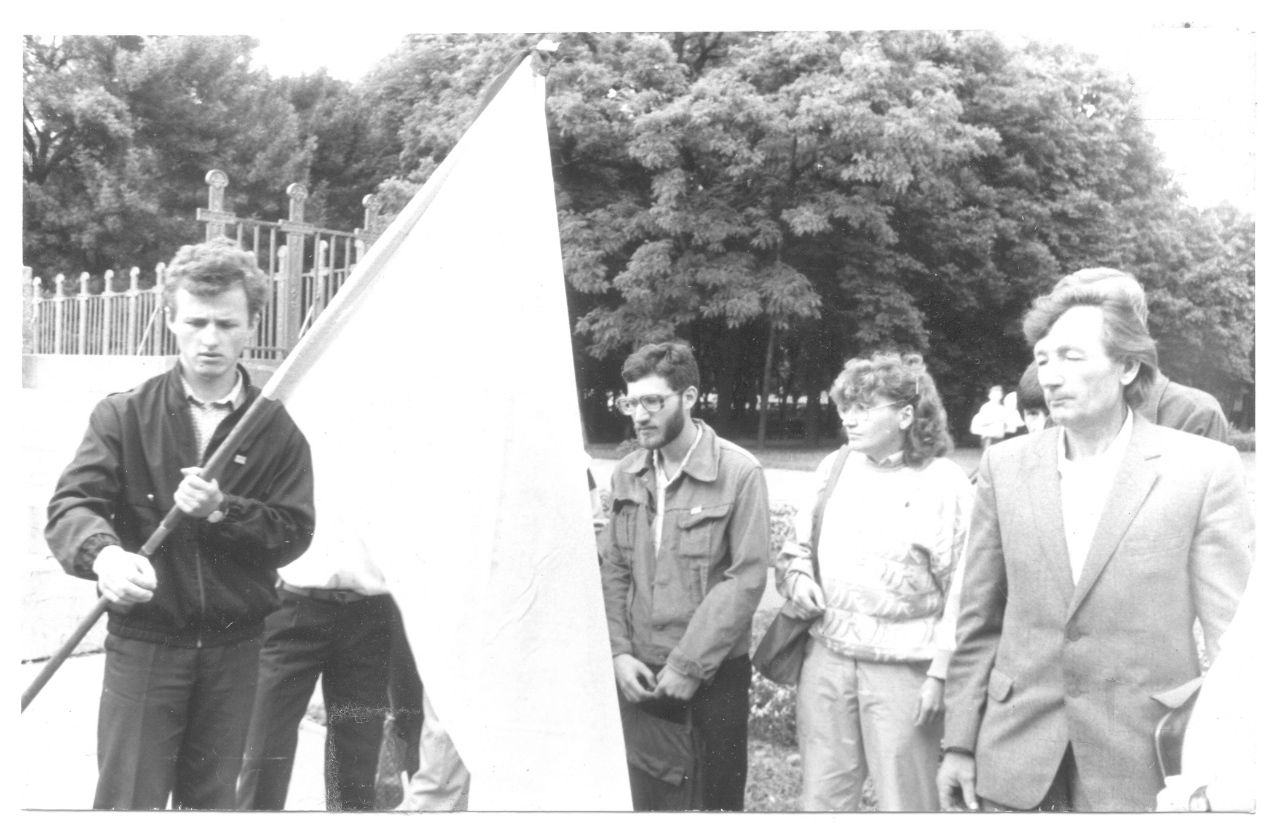 Державний прапор України вперше розгорнули в 1990 році біля Монумента Слави в Корпусному парку (справа Ганна Кіященко)