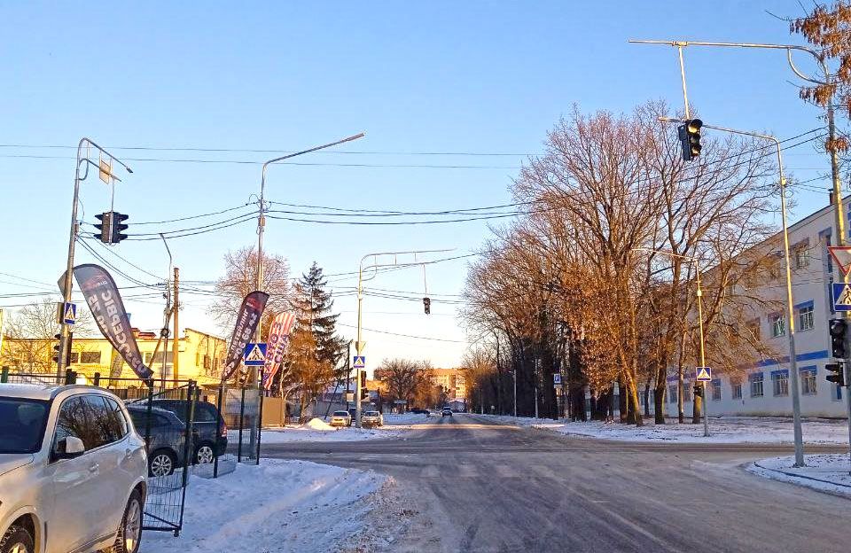Перехрестя вулиць Леоніда Каденюка та Польської зі встановленим світлофором