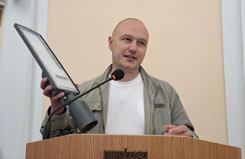 Керівник «Міськсвітла» Руслан Решетило демонструє 100-ватний світильник