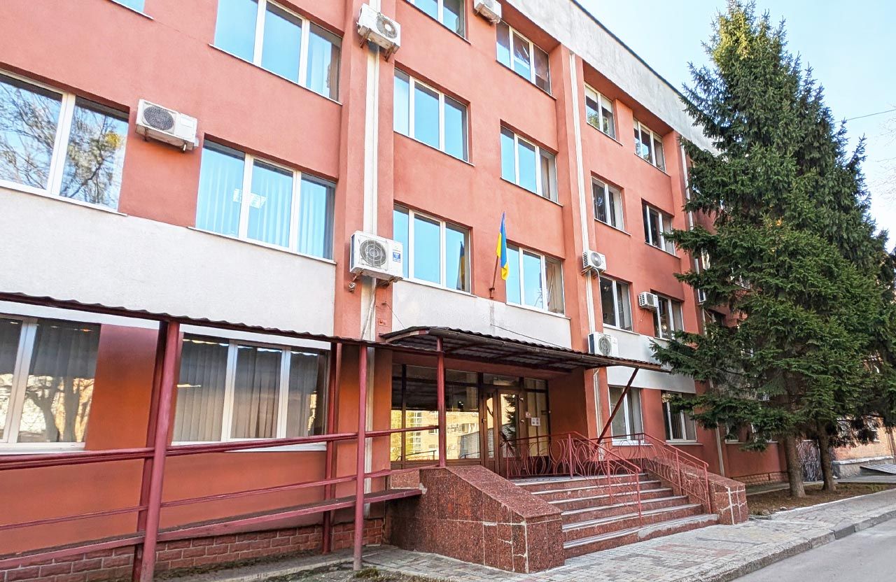 Полтавська академія неперервної освіти на вулиці Соборності, 64ж у Полтаві
