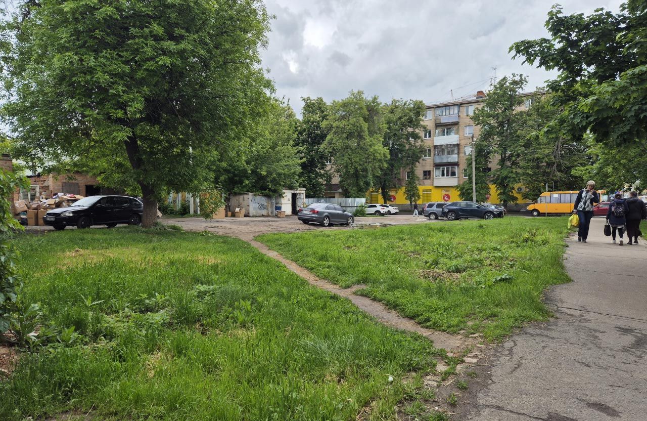 Вільна земельна ділянка площею 0,1308 га на розі вулиць Раїси Кириченко та Шевченка