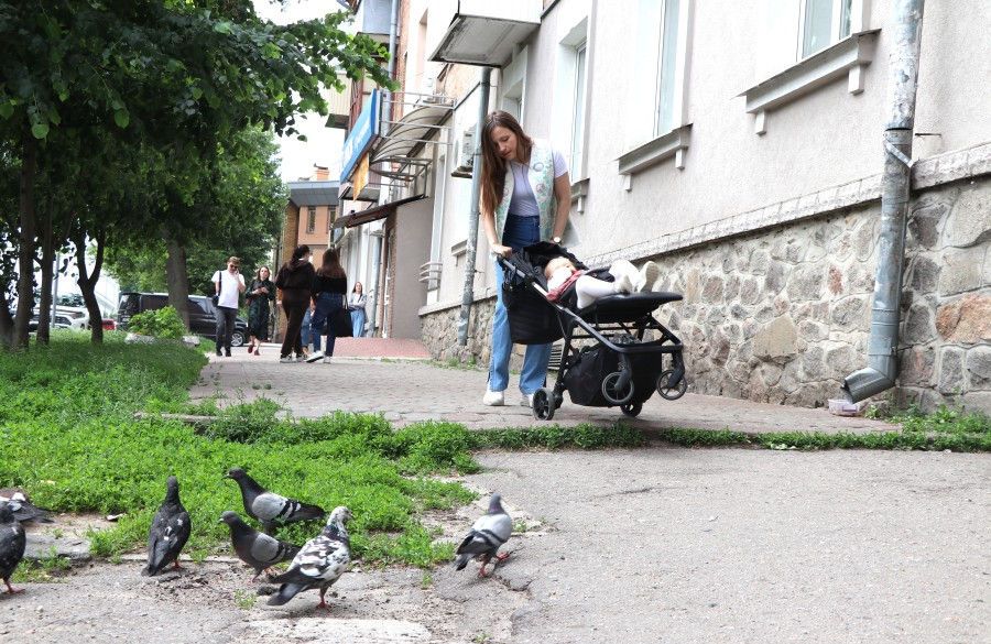 Катерина Ямщикова з дитячим візочком на вул. Монастирській
