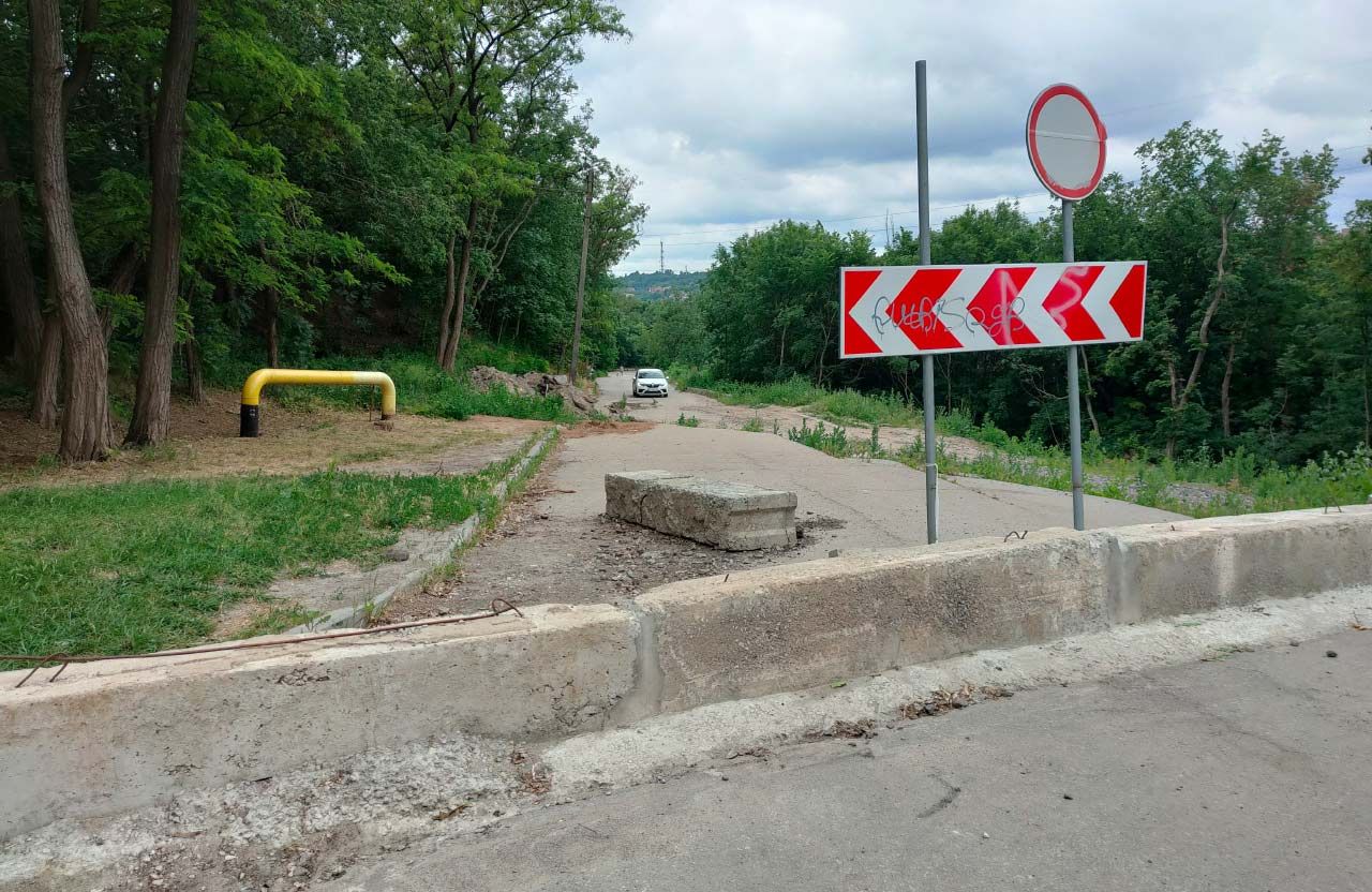 Зруйнована зсувом ґрунту ділянка серпантину на вулиці Паїсія Величковського у Полтаві