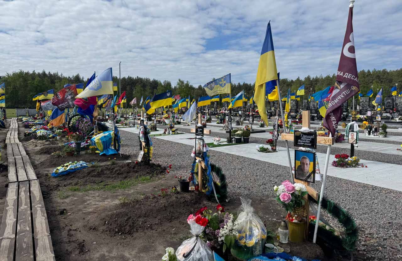 Територія почесних поховань на Затуринському кладовищі вже потребує розширення