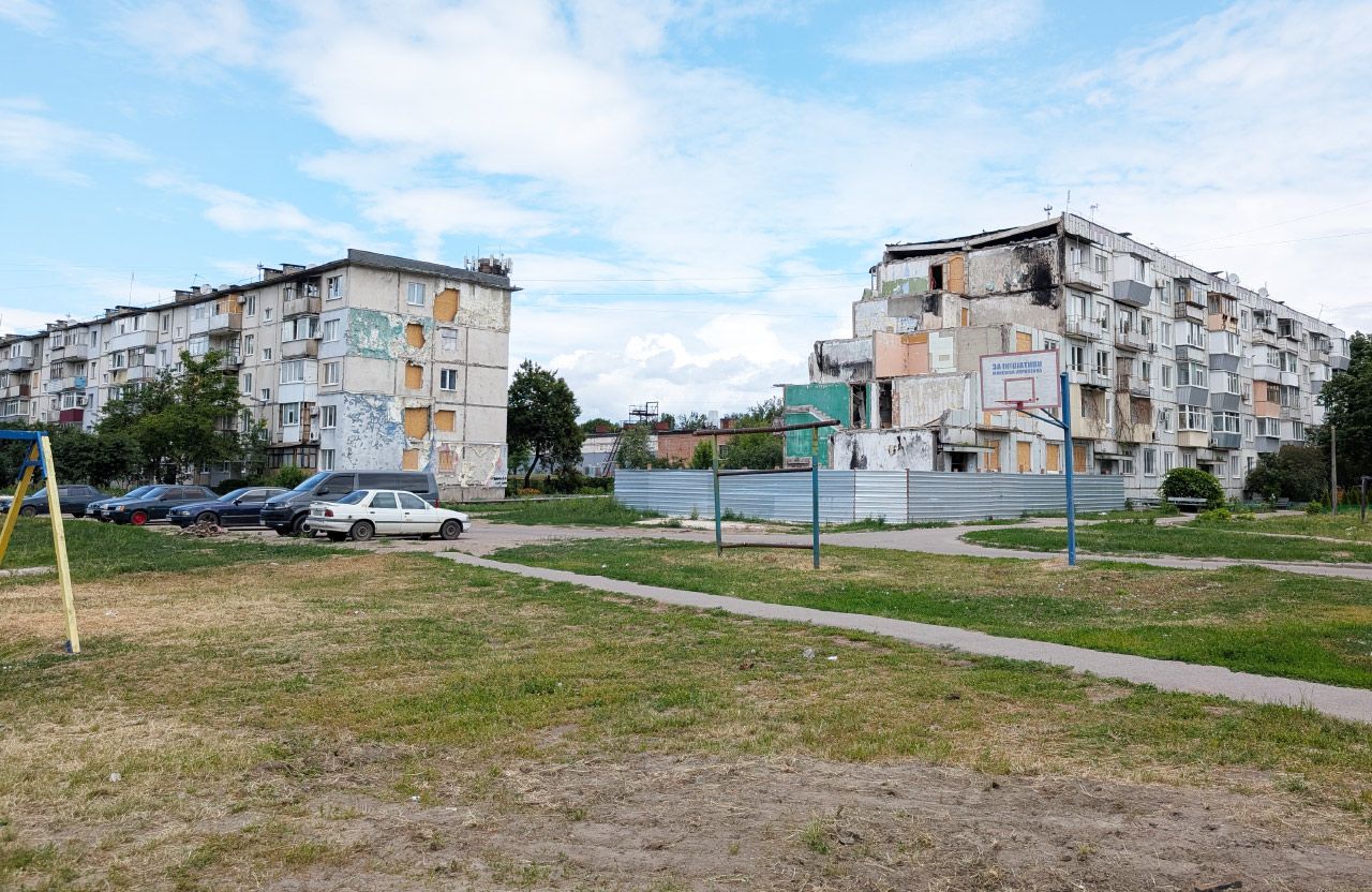Дитячий майданчик між будинками №№ 3, 5, 7 на вулиці Баленка