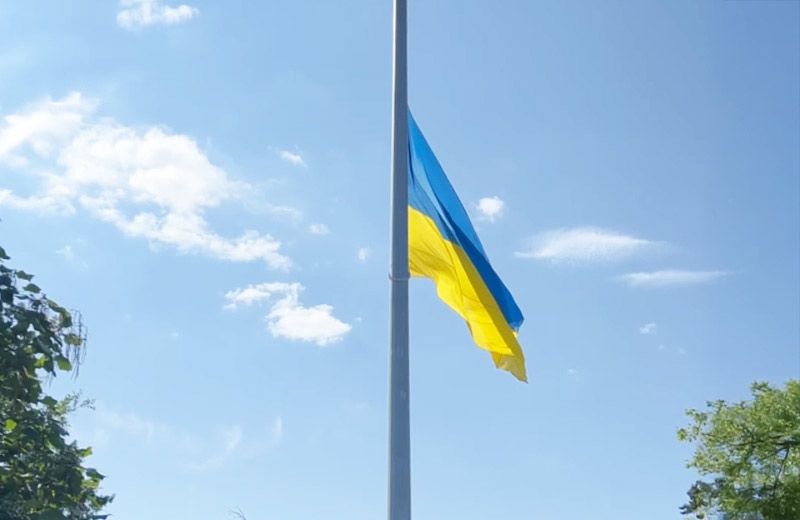 Приспущений головний прапор Полтави