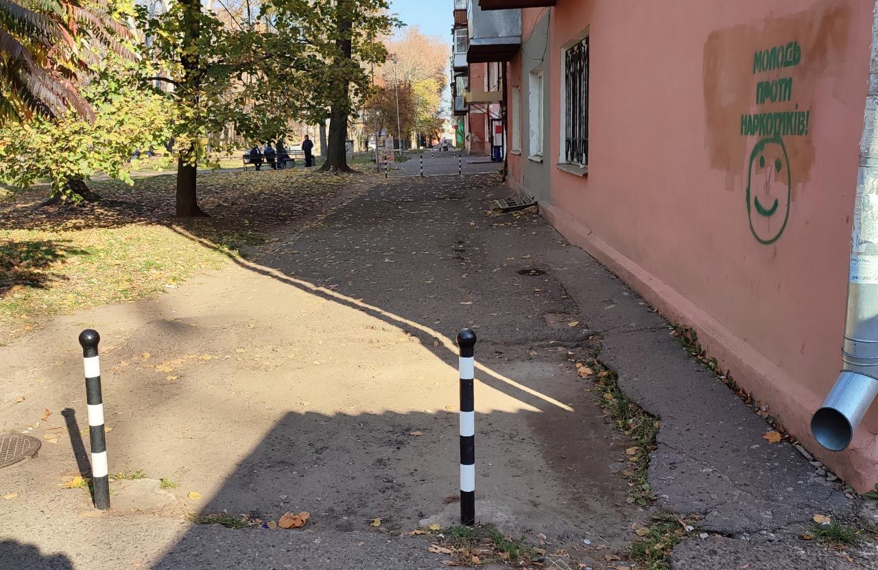 Розбитий тротуар біля будинку на вул. Шведській, 20а