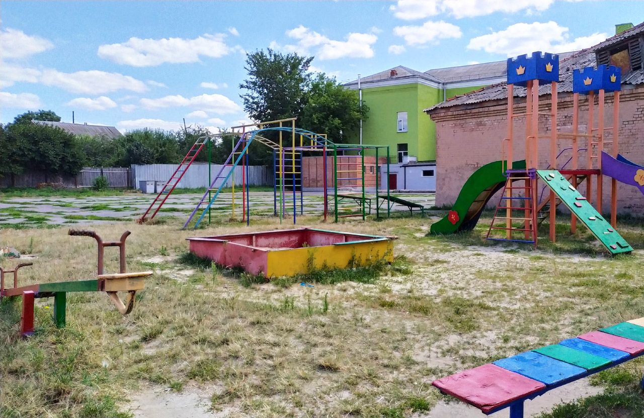 Подвір’я гімназії № 18 на вул. Братів Тютюнників (Горького), 56 у Полтаві