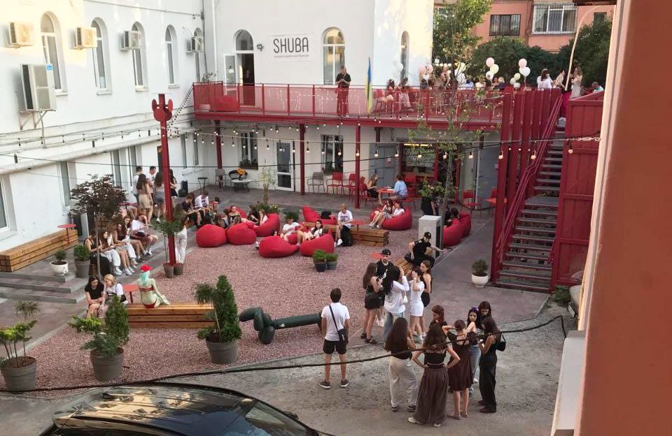 Внутрішній двір бізнес-центру К2 у Полтаві
