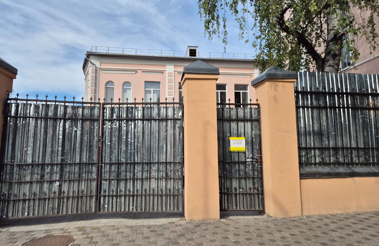 Полтавський міський багатопрофільний ліцей № 1 ім. І. П. Котляревського наразі закритий на ремонт
