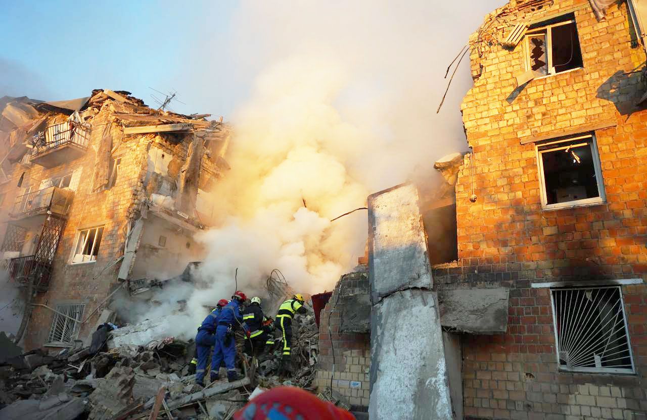 Зруйнований атакою росіян будинок у Києві | Фото: facebook.com/DSNS.GOV.UA