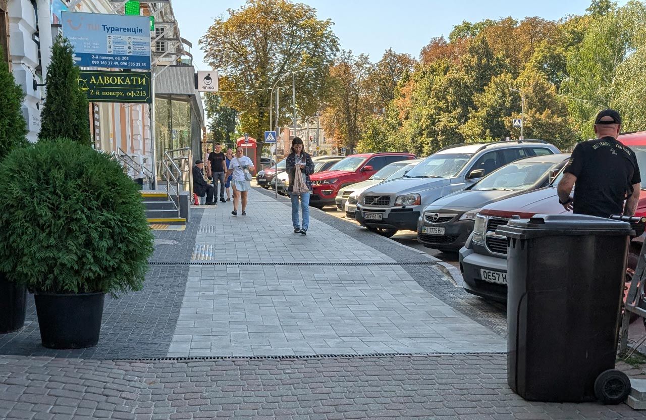 Приклад 25 метрів сучасного тротуару, які були облаштовані на вулиці Європейській коштом приватних підприємців