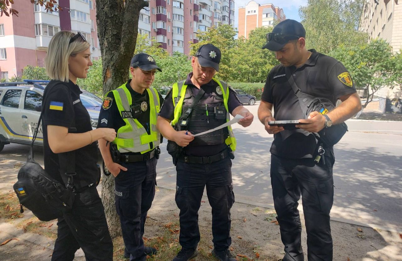 Поліцейські та інспектори відділу з паркування на Леваді