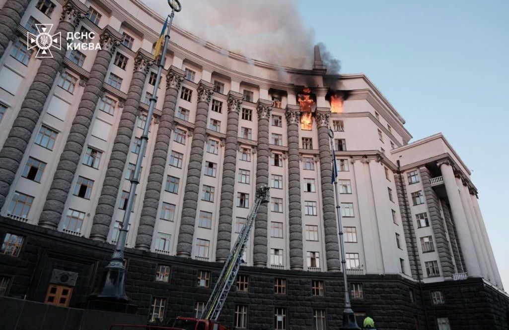 Наслідки атаки по будівлі Кабміна у Києві