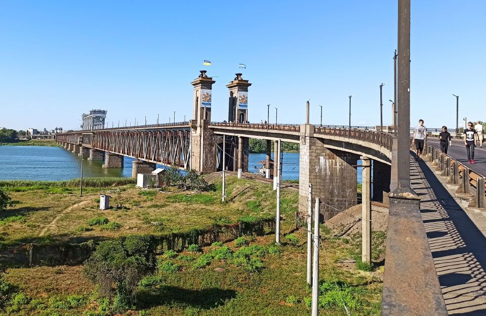 Крюківський міст через Дніпро у Кременчуці — ілюстративне фото