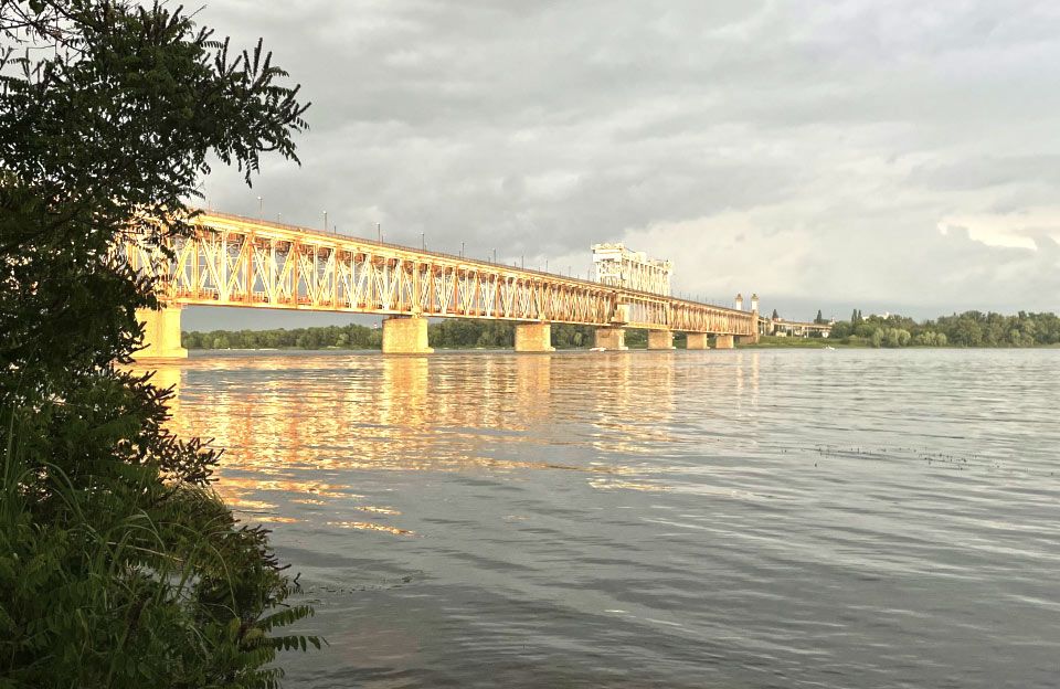 Крюківський міст через Дніпро у Кременчуці — ілюстративне фото