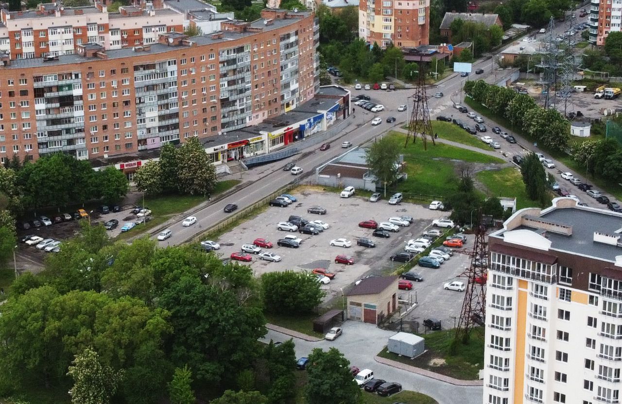 Автостоянка на вул. Миру, 12 у Полтаві