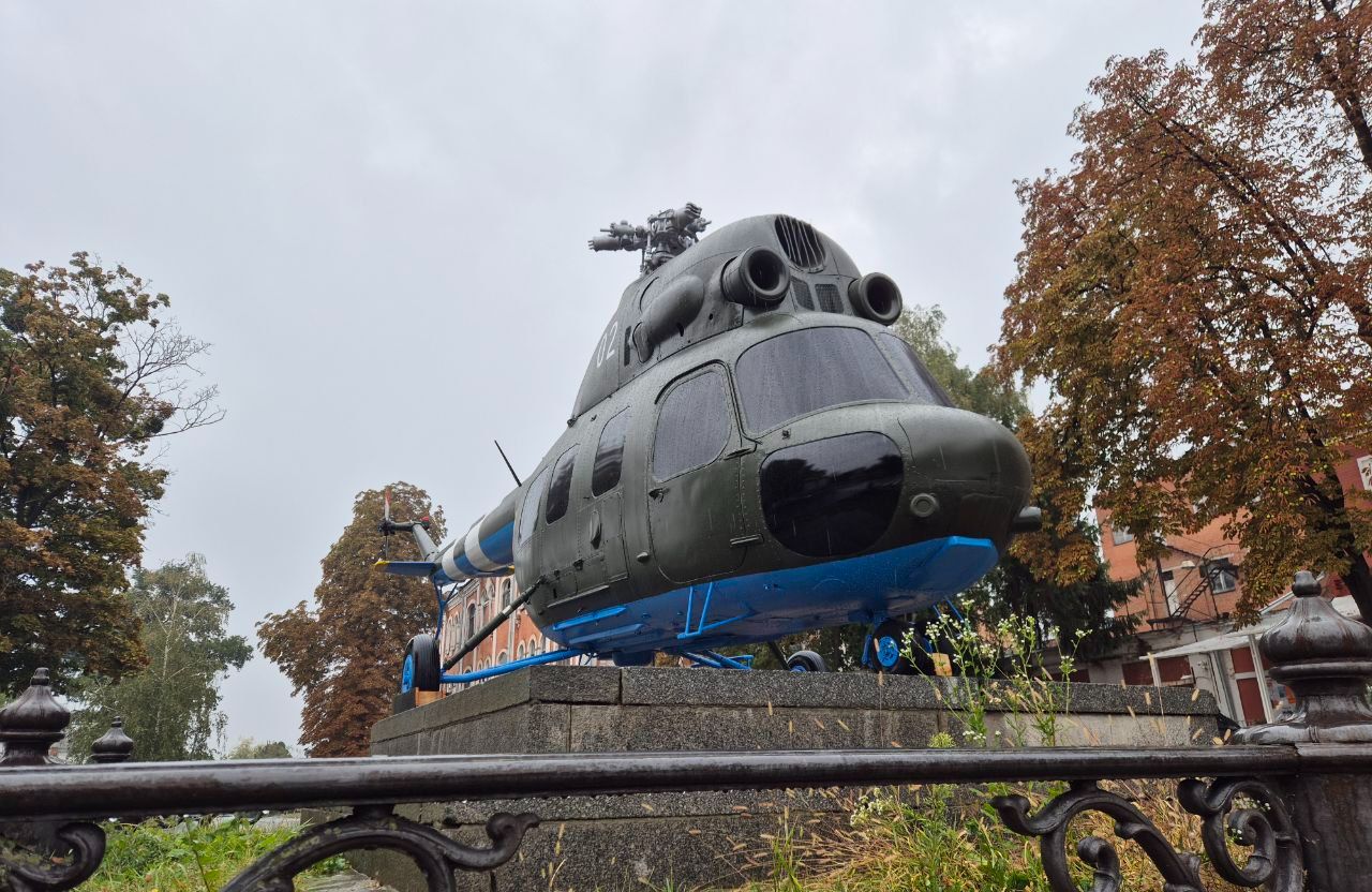 Вертоліт Мі-2 на постаменті, де ще навесні стояв пам’ятник на місці відпочинку Петра І