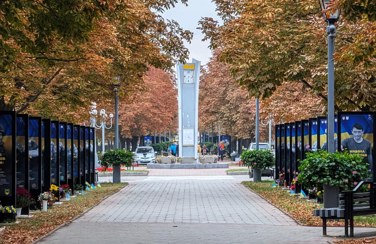 Непрацюючий годинник на Алеї Героїв у Полтаві