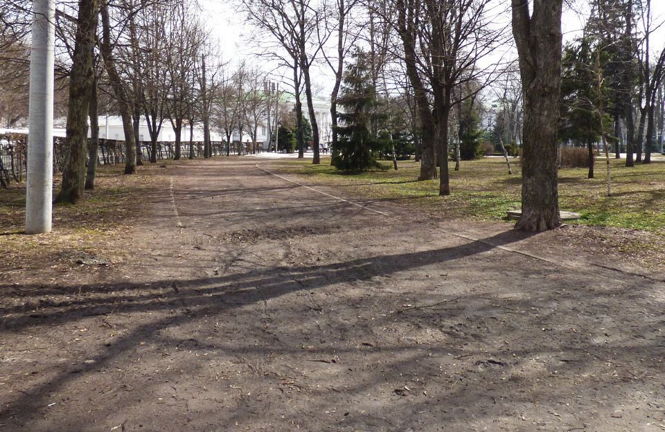 Гравійна доріжка у Корпусному парку Полтави