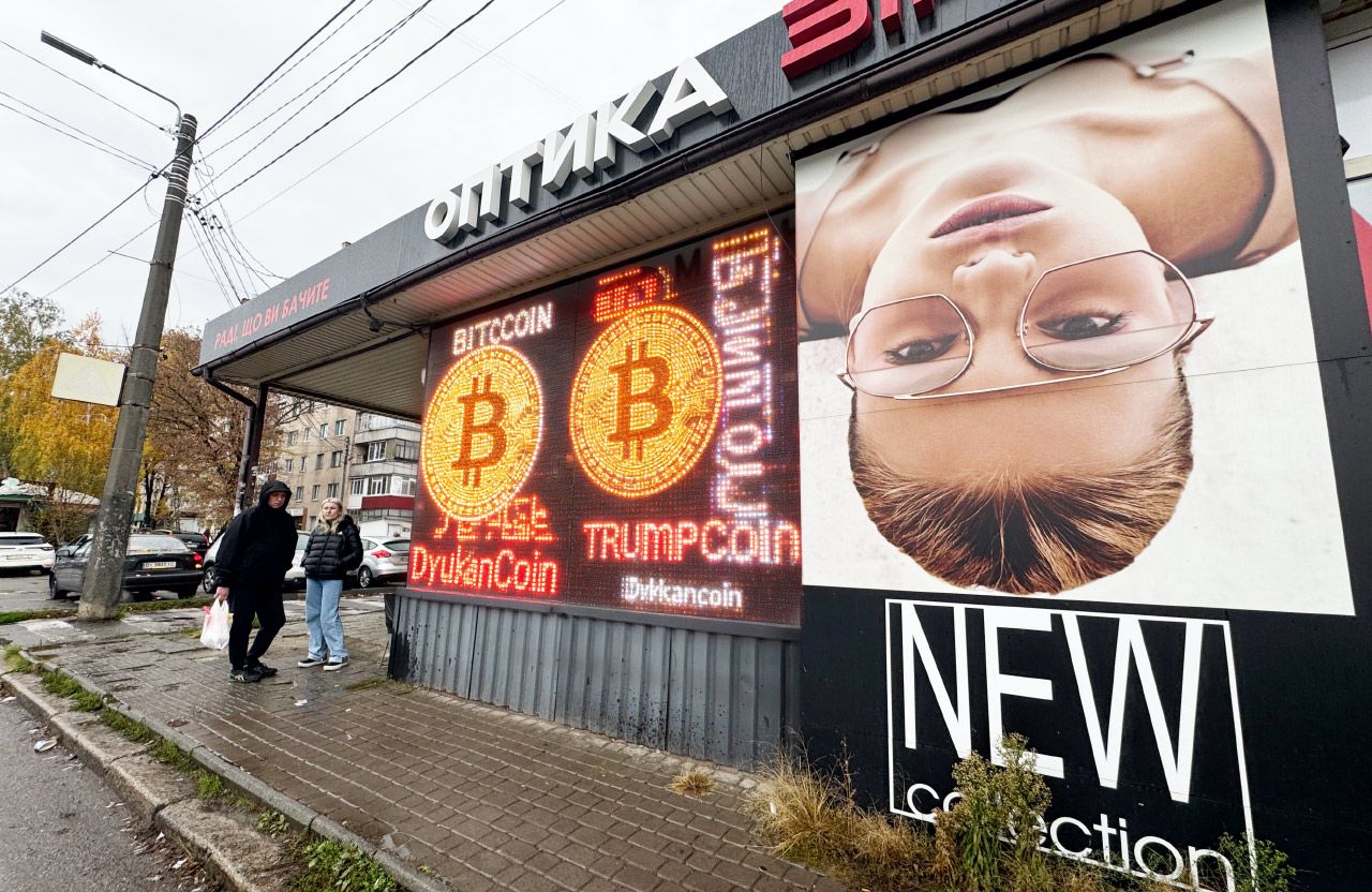 Колаж: незаконний кіоск на вул. Грушевського, 4 у Полтаві