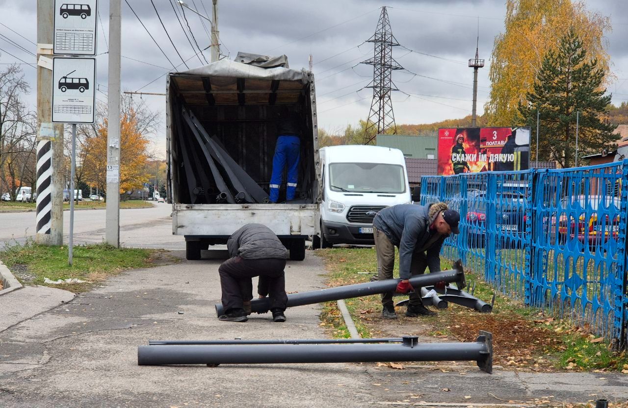 Демонтаж зупинки на Леваді