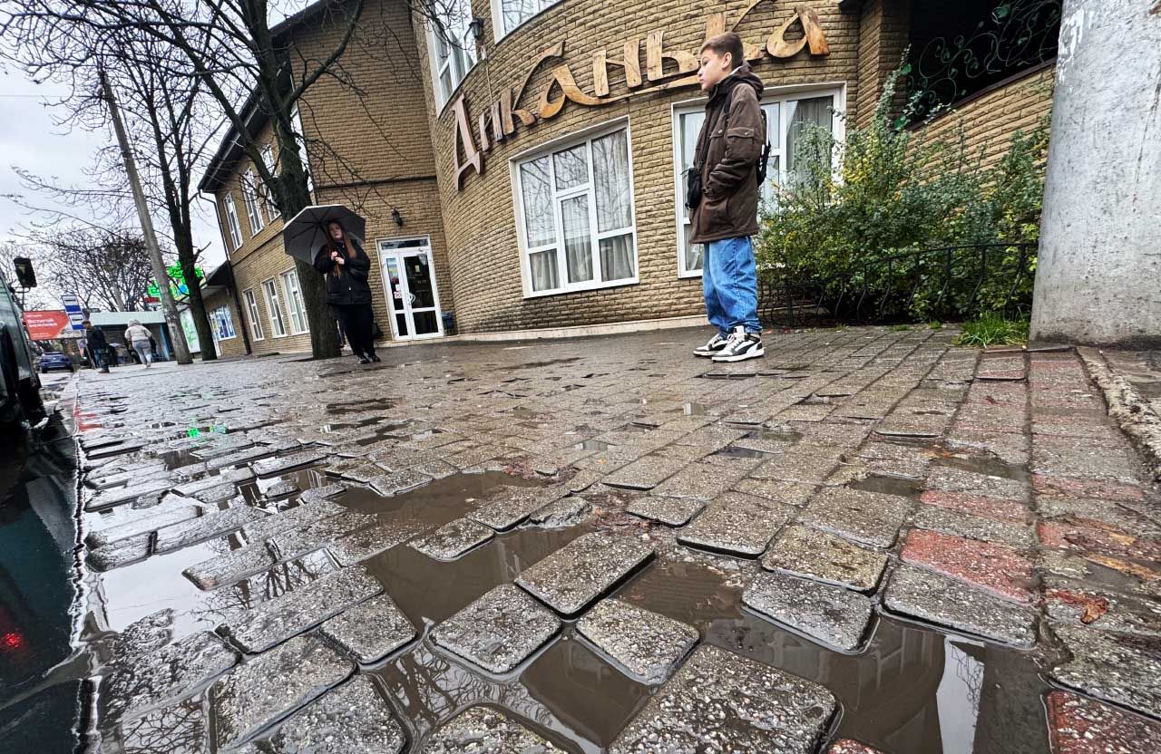 Пошкоджена плитка під рестораном «Диканька» у Полтаві