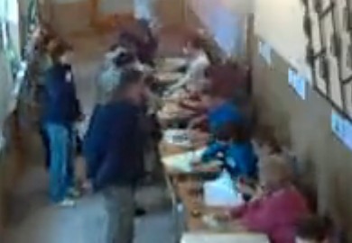Стоп-кадр с веб-камеры на избирательном участке