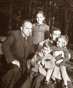 Степан Бандера з дружиною і дітьми