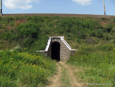 Узкий сухой тоннель