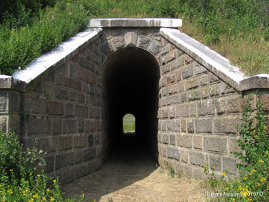 Узкий сухой тоннель