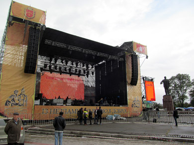 Сцена расположилась рядом с памятником Владимиру Ильичу Ленину