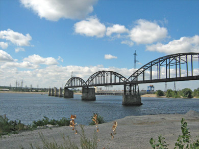 Полуразрушенный железнодорожный мост в Каневе