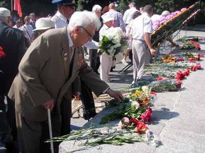 У Полтаві жертв фашизму вшанували квітами і червоними прапорами