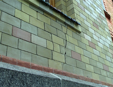 Більш детальний огляд зовнішніх стін будівлі довів — тріщин стало дещо менше