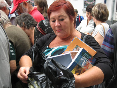 У Полтаві безкоштовно роздавали книжки про український патріотизм і націоналізм
