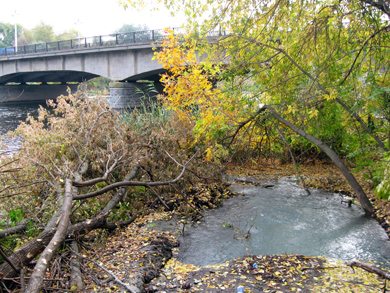 У Полтаві виникли проблеми із водогоном, який проходить під річкою Ворскла вздовж мосту