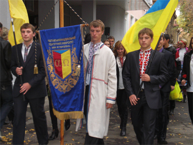 Напередодні Дня українського козацтва полтавські студенти у вишиванках пройшлися містом