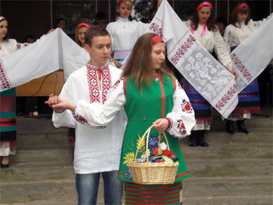 Напередодні Дня українського козацтва полтавські студенти у вишиванках пройшлися містом