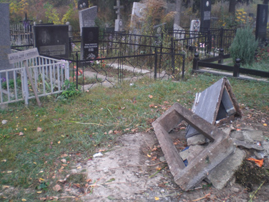 Мусор на кладбище заведено складывать у дороги, чтобы машинам было удобно его собирать