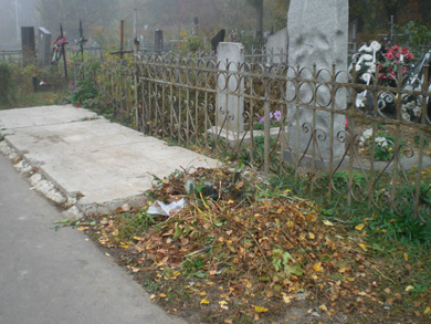 Ветки и листья после уборки могил тоже положено оставлять у дороги