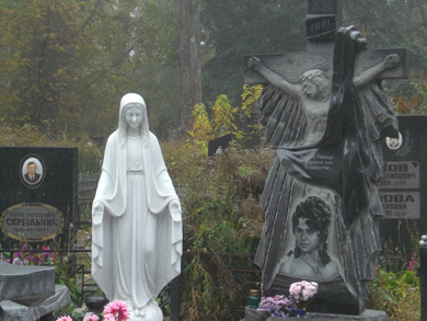 Скульптура Девы Марии, которой отбили нос. Сейчас — восстановлена.