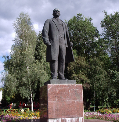 За пам’ятником Леніну в Гадячі стежитимуть день і ніч